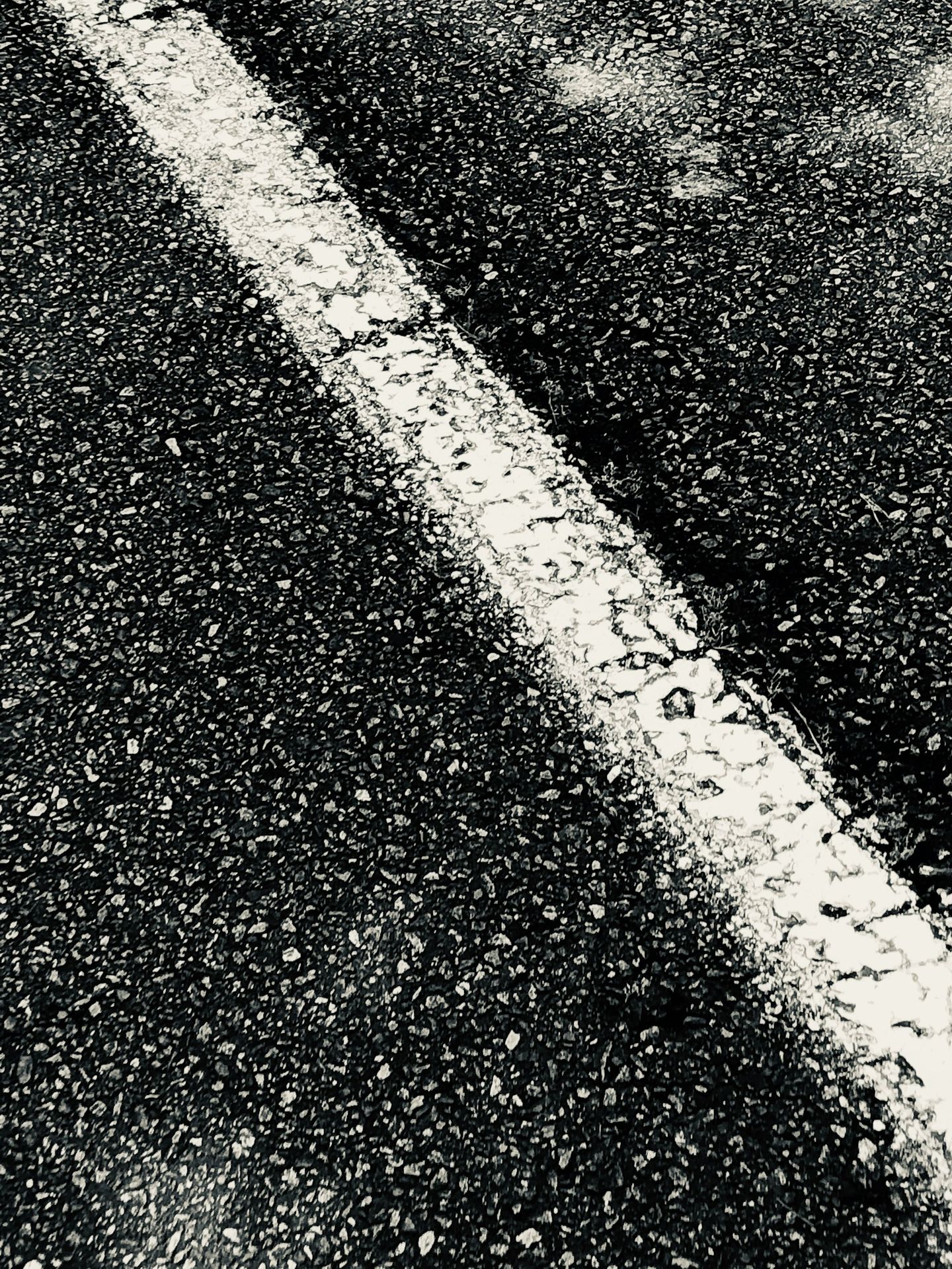 una foto en blanco y negro de una calle vacía